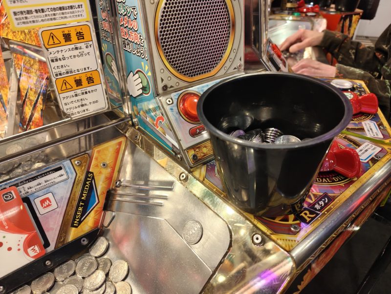 フォーチュントリニティ6メダルカップをボタンに置いた画像